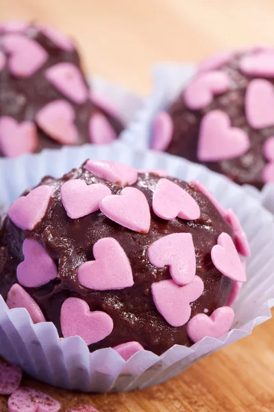 Pralinés de chocolate con corazones rosados — Foto de Stock