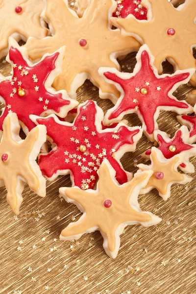 Noel bisküvi yıldız kırmızı ve altın — Stok fotoğraf
