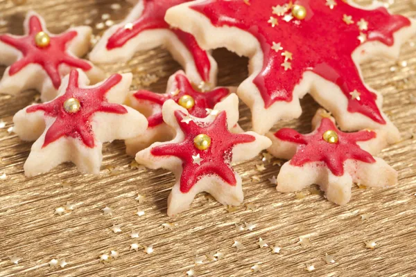 Noel bisküvi yıldız kırmızı ve altın — Stok fotoğraf