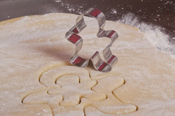Різання печива імбирного чоловіка — стокове фото