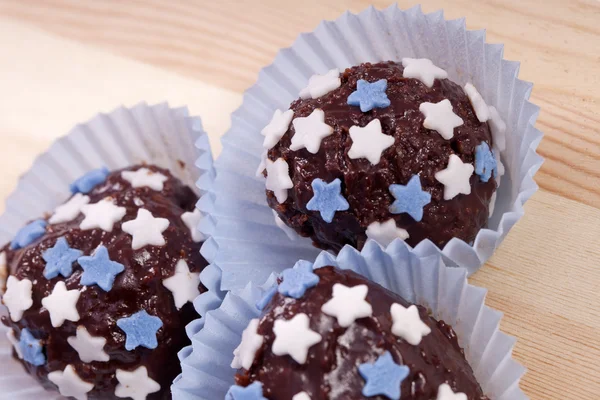 Chocolade pralines met blauwe en witte sterren — Stockfoto