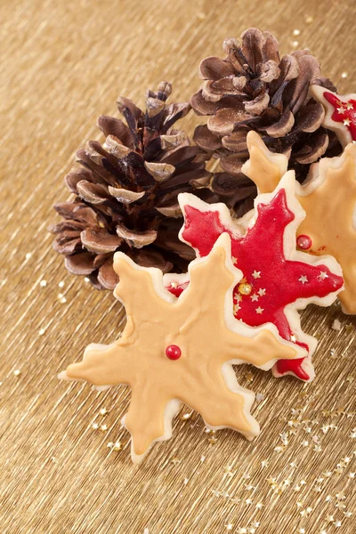Jul kakor stjärnor guld och röd — Stockfoto