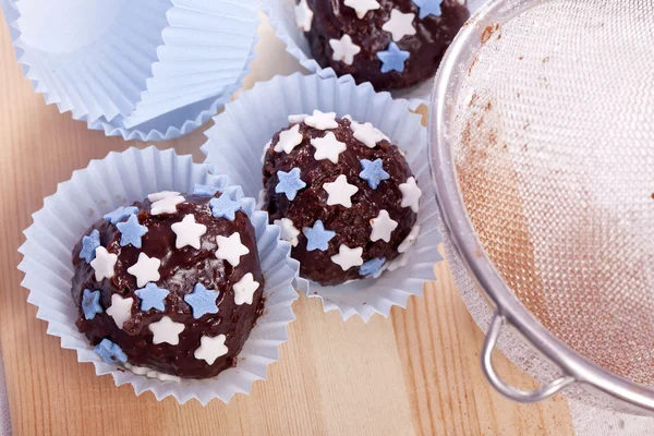 Pralinés de chocolate con estrellas azules y blancas —  Fotos de Stock