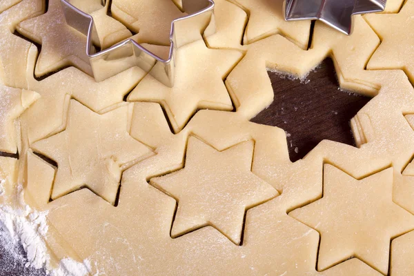 Cortando biscoitos estrelas — Fotografia de Stock