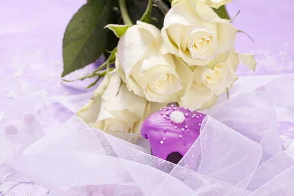 Розовая свадебная тарталетка с розами — стоковое фото