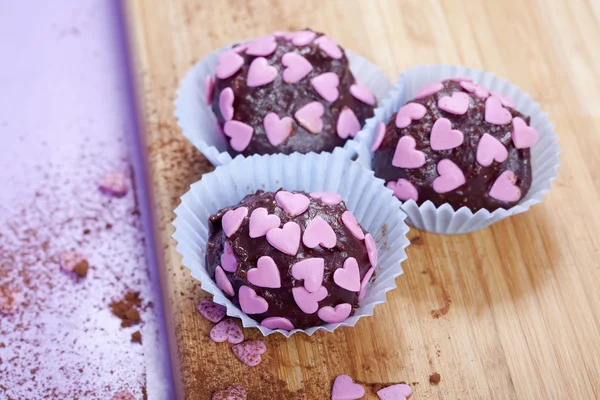 Pralinés de chocolate con corazones rosados —  Fotos de Stock