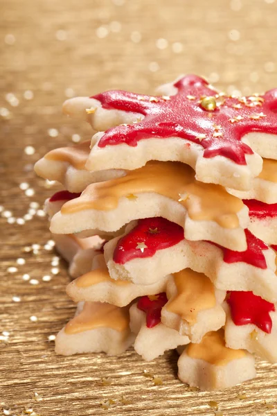 Χριστούγεννα αστέρια μπισκότα χρυσό και κόκκινο — Φωτογραφία Αρχείου