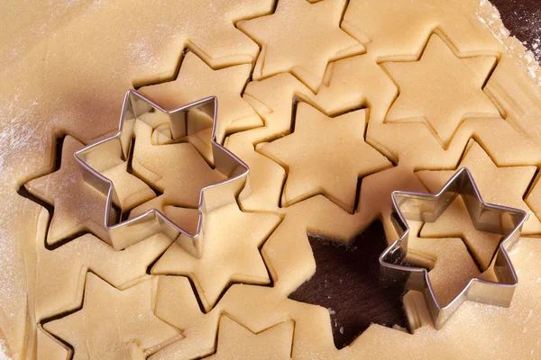 Styckning cookies stjärnor — Stockfoto