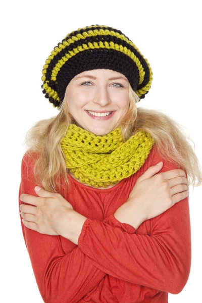 Blonde junge Frau mit Wollmütze und Schal — Stockfoto