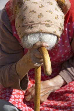 elinde bastonla yaşlı bir kadın