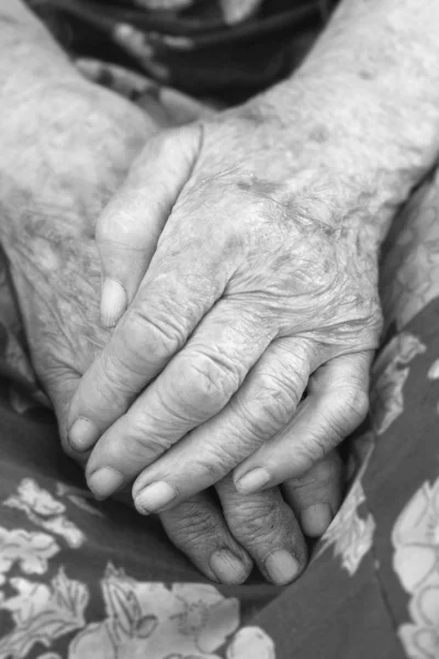 Cierre de las viejas manos de las mujeres — Foto de Stock