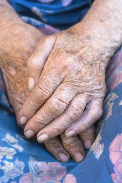Cierre de las viejas manos de las mujeres — Foto de Stock