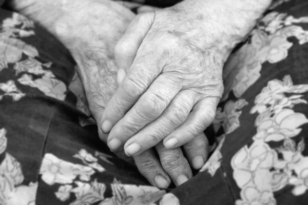 Stäng av gamla kvinnans händer — Stockfoto