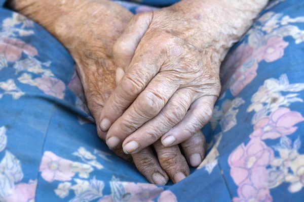 Blisko starego womans rąk — Zdjęcie stockowe