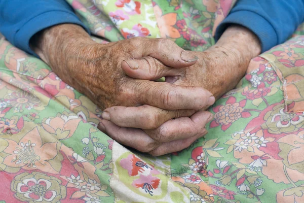 Chiusura di mani di donne anziane — Foto Stock