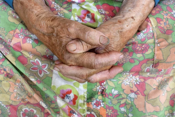 Blisko starego womans rąk — Zdjęcie stockowe