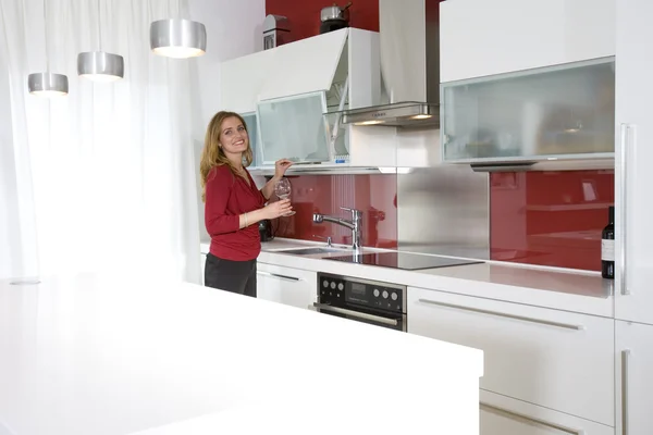 Woman in modern kitchen — Stock Photo, Image