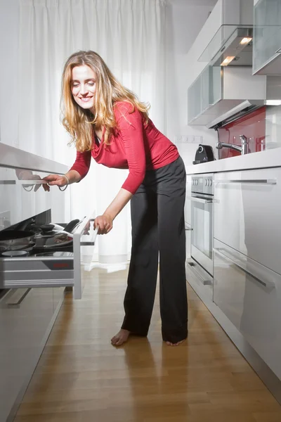 Mulher na cozinha moderna — Fotografia de Stock