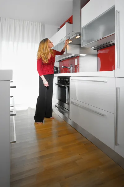 Mulher na cozinha moderna — Fotografia de Stock