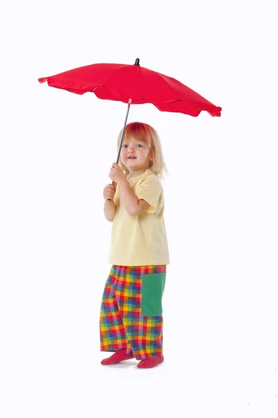 Garçon avec parapluie rouge — Photo