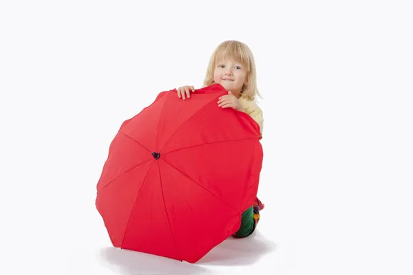 Chłopiec czerwony parasol — Zdjęcie stockowe