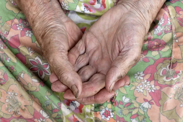 Stäng av gamla kvinnans händer — Stockfoto