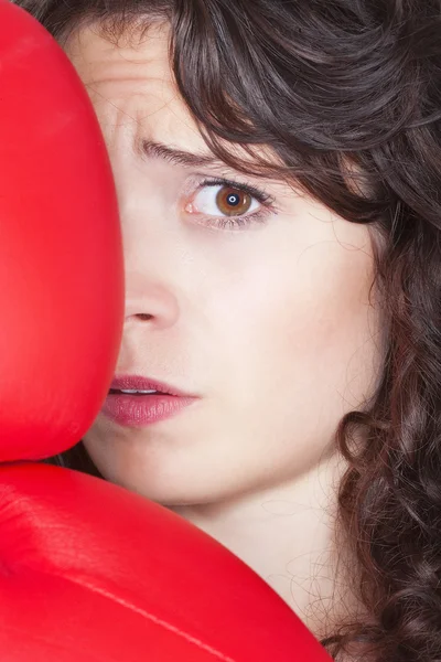 Giovane donna con i guanti da boxe — Foto Stock