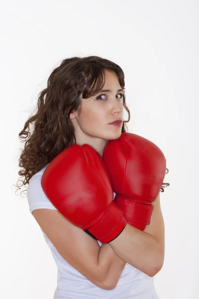 Ung kvinna med boxningshandskar — Stockfoto
