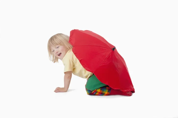 Niño con paraguas rojo — Foto de Stock