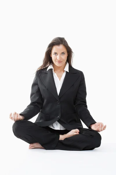 Affärskvinna som utövar yoga — Stockfoto