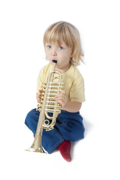 Pojke med leksak trumpet — Stockfoto