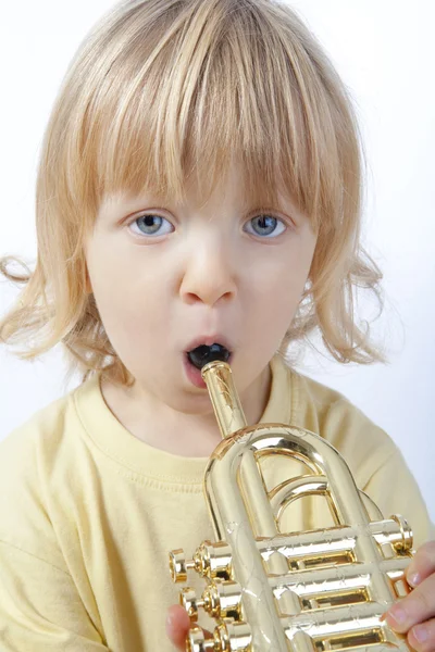 Niño con trompeta de juguete —  Fotos de Stock
