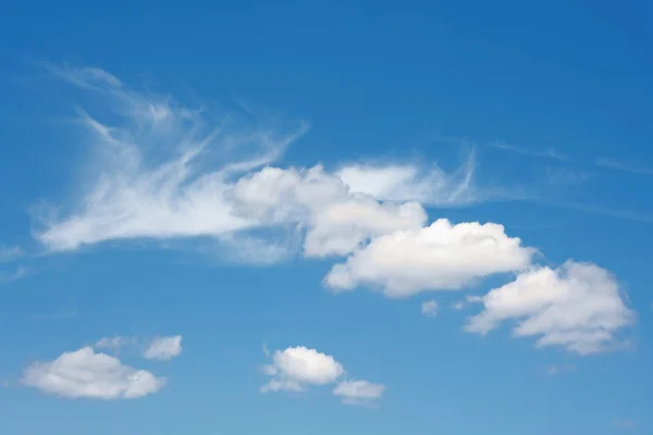 Cielo azul nubes blancas —  Fotos de Stock