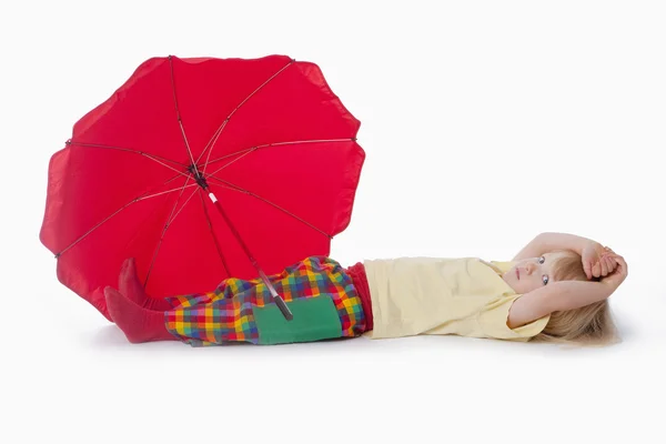 Menino com guarda-chuva vermelho — Fotografia de Stock