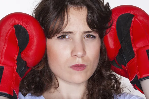 Femme avec gants de boxe — Photo