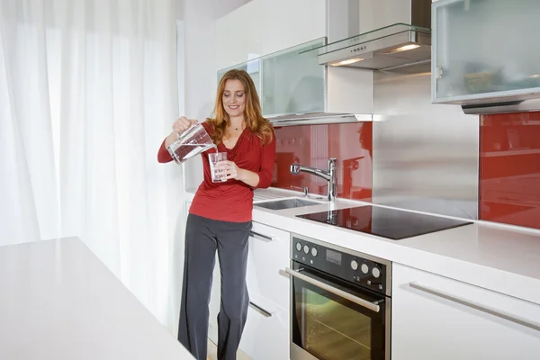 Frau in der modernen Küche — Stockfoto