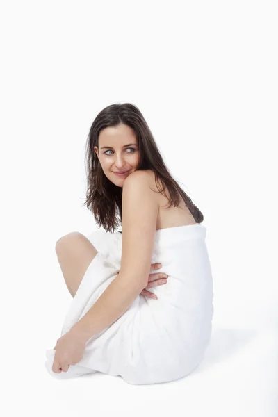 Mulher em toalha branca — Fotografia de Stock
