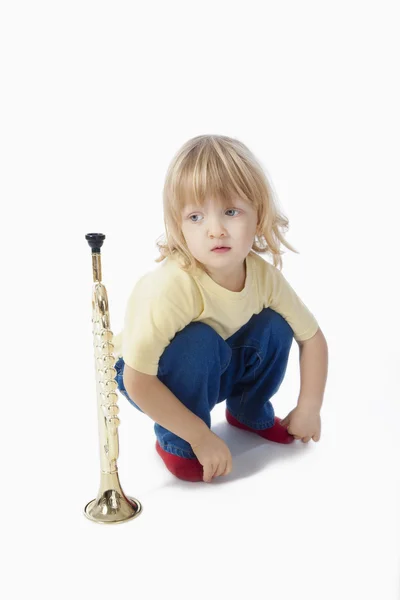 Menino com trompete de brinquedo — Fotografia de Stock