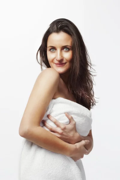 Vrouw in witte handdoek — Stockfoto