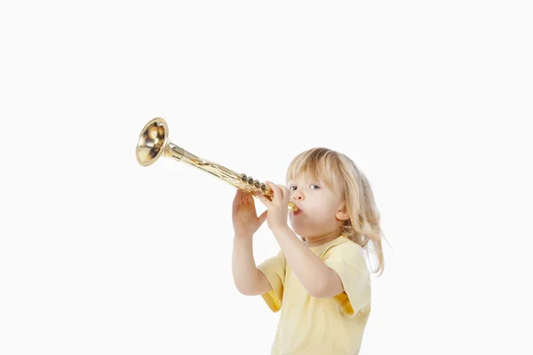 Junge mit Spielzeugtrompete — Stockfoto