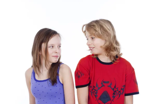 Junge und Mädchen schauen einander an — Stockfoto