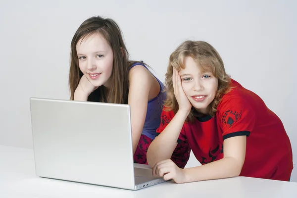 Băiat și fată cu laptop — Fotografie, imagine de stoc