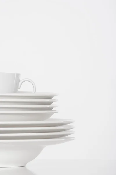 Білі тарілки і чашка — стокове фото
