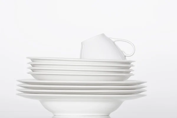 Białe talerze i szklanki — Zdjęcie stockowe