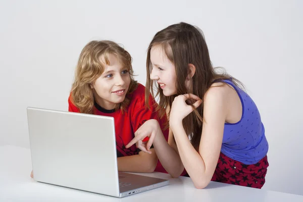 노트북을 가지고 있는 소년 과 소녀 — 스톡 사진