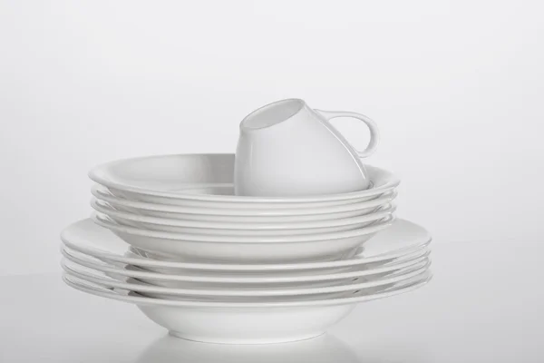 Белые тарелки и чашки — стоковое фото