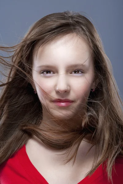 Молода дівчина позує як модель — стокове фото