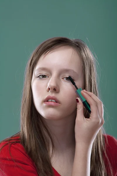Chica poniéndose maquillaje — Foto de Stock