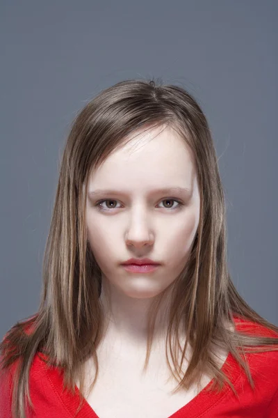Молода дівчина позує як модель — стокове фото