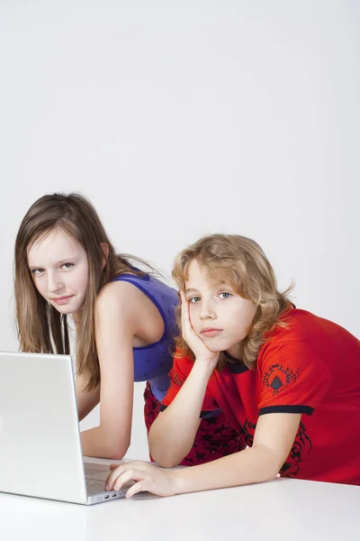 Ragazzo e ragazza con computer portatile — Foto Stock